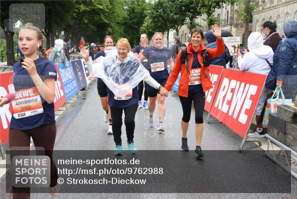 14.06.2026 - REWE Women's Run Strokosch-Dieckow http://msf.ph/oto/9762988 14.06.2026 11:12:35 Ziel 5097, 5105, 5302, 5555, 5658, 5959 meine-sportfotos.de