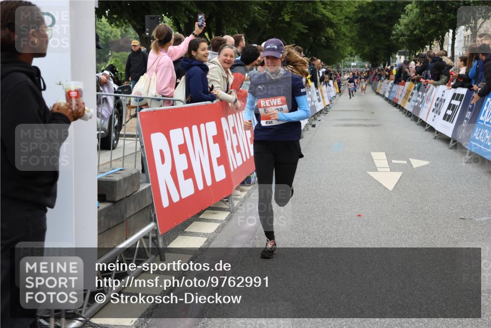 14.06.2026 - REWE Women's Run Strokosch-Dieckow http://msf.ph/oto/9762991 14.06.2026 10:57:51 Ziel 5394, 5396, 5598, 5904, 5905 meine-sportfotos.de