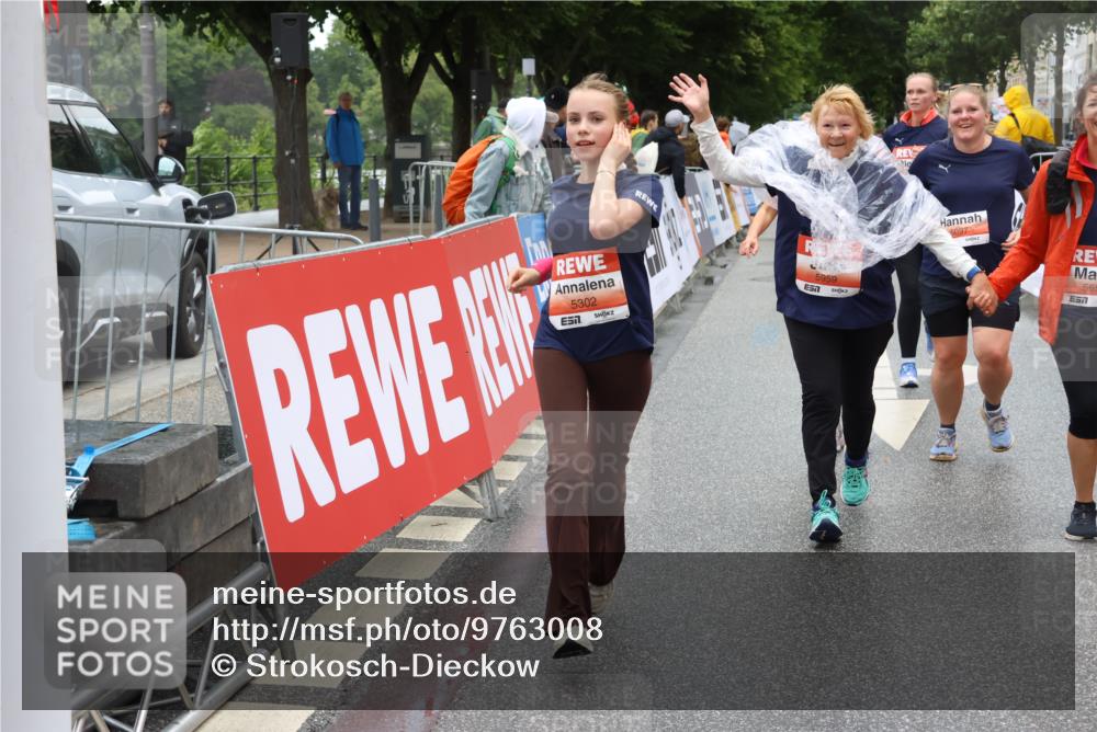 14.06.2026 - REWE Women's Run Strokosch-Dieckow http://msf.ph/oto/9763008 14.06.2026 11:12:35 Ziel 5097, 5105, 5302, 5555, 5658, 5959 meine-sportfotos.de
