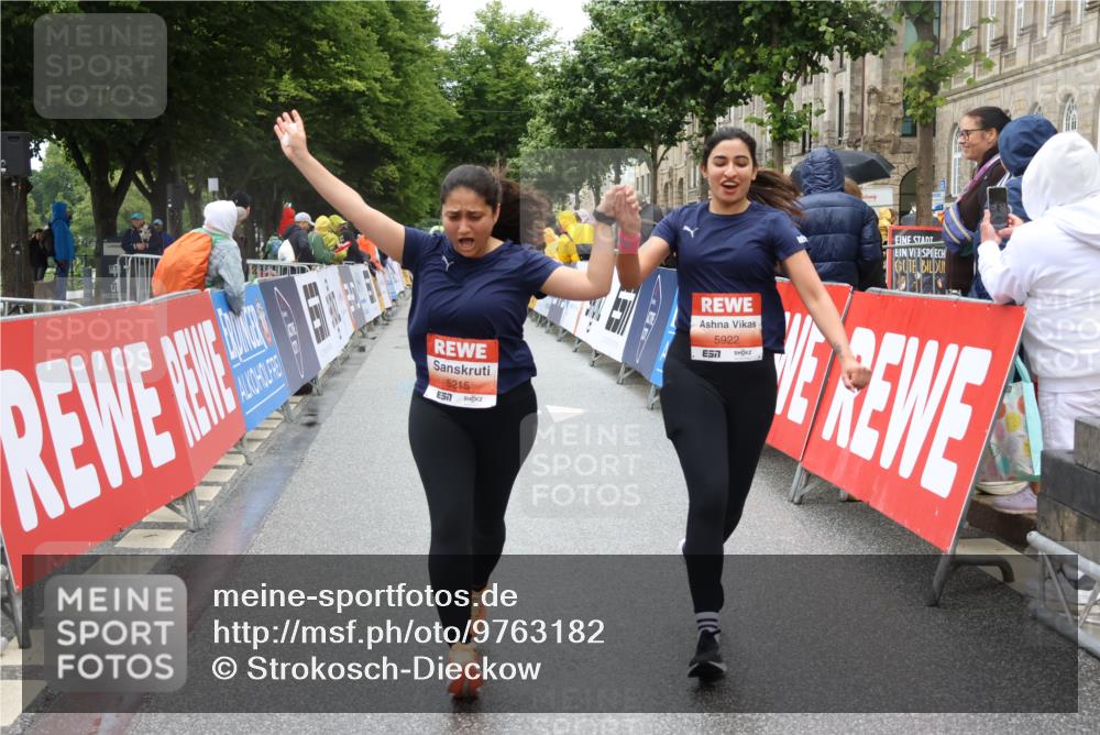 14.06.2026 - REWE Women's Run Strokosch-Dieckow http://msf.ph/oto/9763182 14.06.2026 11:12:10 Ziel 5159, 5215, 5265, 5362, 5400, 5401, 5922 meine-sportfotos.de