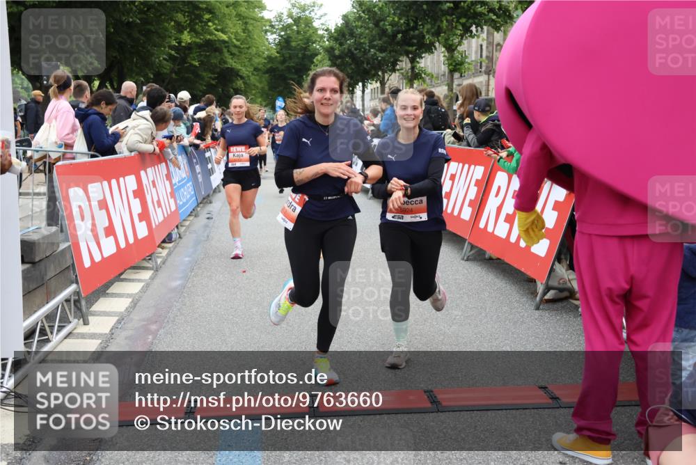 14.06.2026 - REWE Women's Run Strokosch-Dieckow http://msf.ph/oto/9763660 14.06.2026 10:57:36 Ziel 5202, 5228, 5255, 5381, 5499, 5712, 5778, 5806, 5924 meine-sportfotos.de