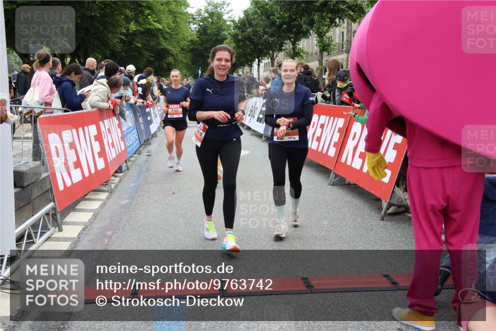 14.06.2026 - REWE Women's Run Strokosch-Dieckow http://msf.ph/oto/9763742 14.06.2026 10:57:36 Ziel 5202, 5228, 5255, 5381, 5499, 5712, 5778, 5806, 5924 meine-sportfotos.de