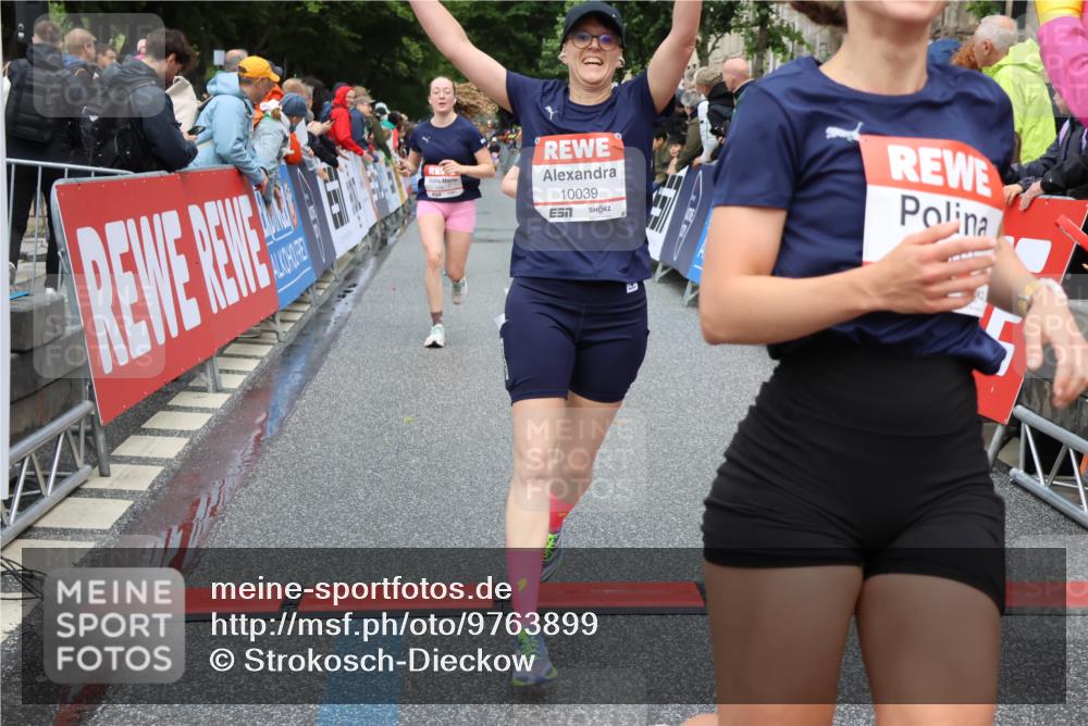 14.06.2026 - REWE Women's Run Strokosch-Dieckow http://msf.ph/oto/9763899 14.06.2026 09:51:08 Ziel 10039, 10091, 10159, 10312, 10618, 10666, 11003 meine-sportfotos.de