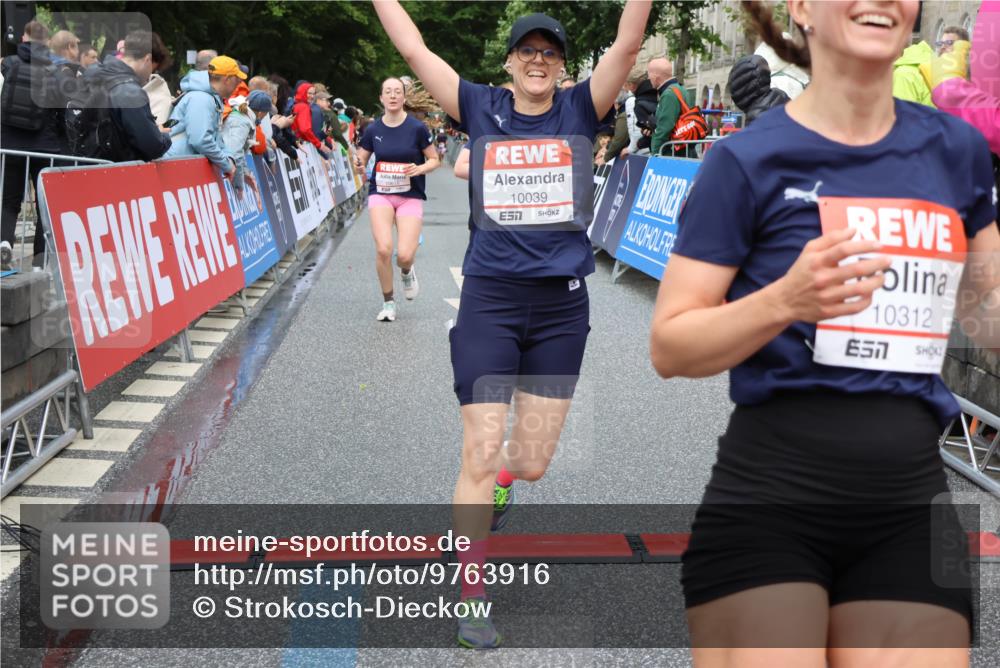 14.06.2026 - REWE Women's Run Strokosch-Dieckow http://msf.ph/oto/9763916 14.06.2026 09:51:08 Ziel 10039, 10091, 10159, 10312, 10618, 10666, 11003 meine-sportfotos.de