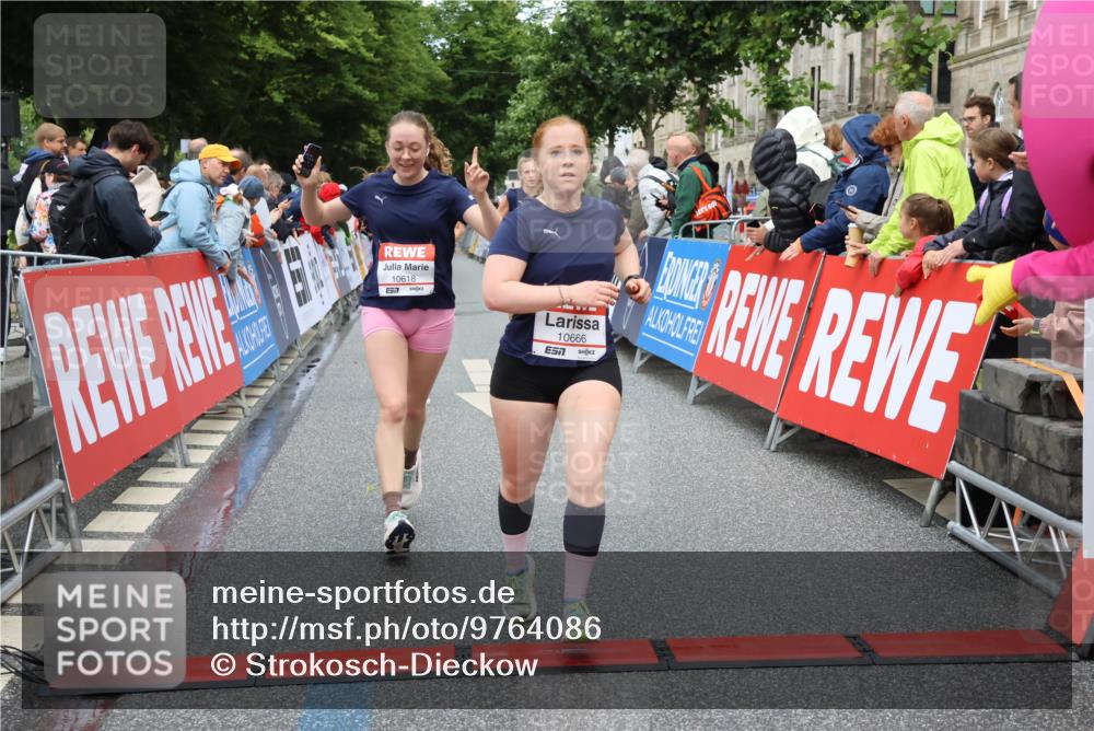 14.06.2026 - REWE Women's Run Strokosch-Dieckow http://msf.ph/oto/9764086 14.06.2026 09:51:10 Ziel 10039, 10091, 10312, 10618, 10666, 11003 meine-sportfotos.de