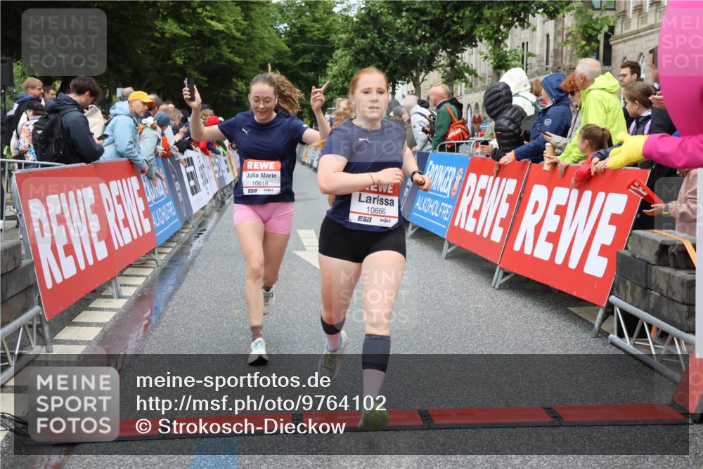 14.06.2026 - REWE Women's Run Strokosch-Dieckow http://msf.ph/oto/9764102 14.06.2026 09:51:10 Ziel 10039, 10091, 10312, 10618, 10666, 11003 meine-sportfotos.de