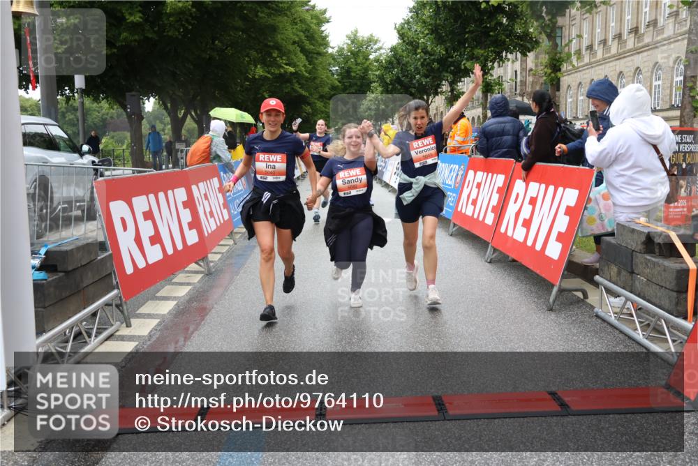 14.06.2026 - REWE Women's Run Strokosch-Dieckow http://msf.ph/oto/9764110 14.06.2026 11:11:38 Ziel 5040, 5042, 5043, 5165, 5267, 5323, 5324, 5342, 5632, 5708, 5717, 6022, 6068 meine-sportfotos.de