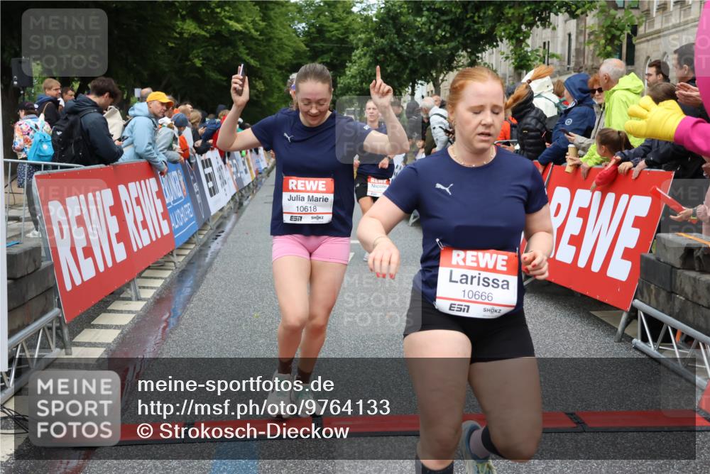 14.06.2026 - REWE Women's Run Strokosch-Dieckow http://msf.ph/oto/9764133 14.06.2026 09:51:10 Ziel 10039, 10091, 10312, 10618, 10666, 11003 meine-sportfotos.de