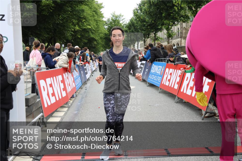 14.06.2026 - REWE Women's Run Strokosch-Dieckow http://msf.ph/oto/9764214 14.06.2026 10:57:27 Ziel 5006, 5333, 5683, 5753, 5806, 5913, 5933 meine-sportfotos.de