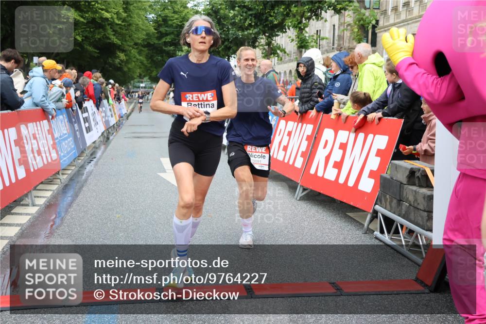 14.06.2026 - REWE Women's Run Strokosch-Dieckow http://msf.ph/oto/9764227 14.06.2026 09:51:12 Ziel 10039, 10091, 10312, 10618, 10666, 11003 meine-sportfotos.de