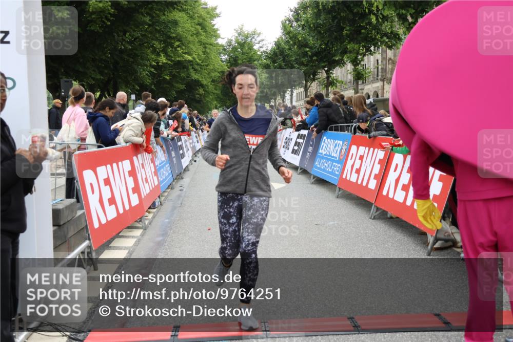 14.06.2026 - REWE Women's Run Strokosch-Dieckow http://msf.ph/oto/9764251 14.06.2026 10:57:27 Ziel 5006, 5333, 5683, 5753, 5806, 5913, 5933 meine-sportfotos.de