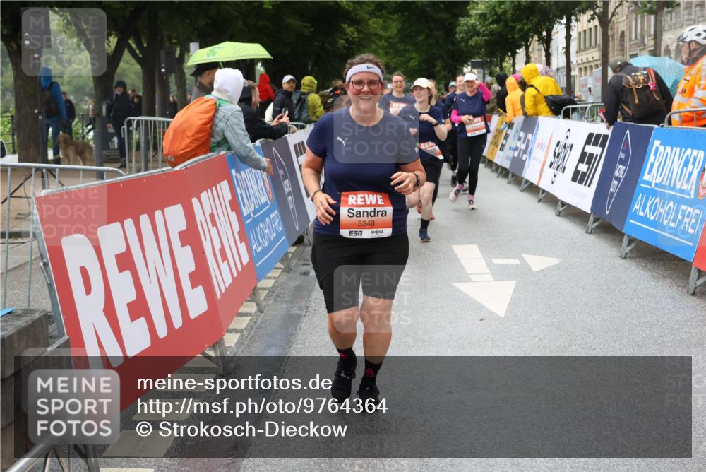 14.06.2026 - REWE Women's Run Strokosch-Dieckow http://msf.ph/oto/9764364 14.06.2026 11:11:25 Ziel 5136, 5275, 5348 meine-sportfotos.de