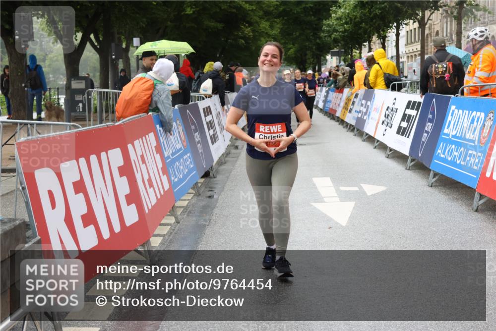 14.06.2026 - REWE Women's Run Strokosch-Dieckow http://msf.ph/oto/9764454 14.06.2026 11:11:20 Ziel 5136, 5275, 5575, 5617, 6027 meine-sportfotos.de