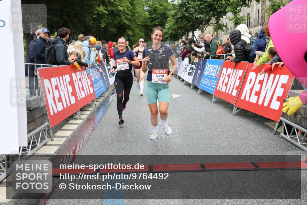 14.06.2026 - REWE Women's Run Strokosch-Dieckow http://msf.ph/oto/9764492 14.06.2026 09:51:36 Ziel 10184, 10390, 10803 meine-sportfotos.de