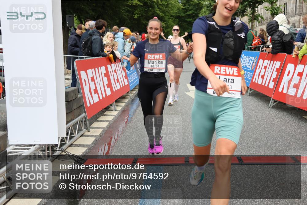 14.06.2026 - REWE Women's Run Strokosch-Dieckow http://msf.ph/oto/9764592 14.06.2026 09:51:37 Ziel 10184, 10390, 10604, 10803 meine-sportfotos.de