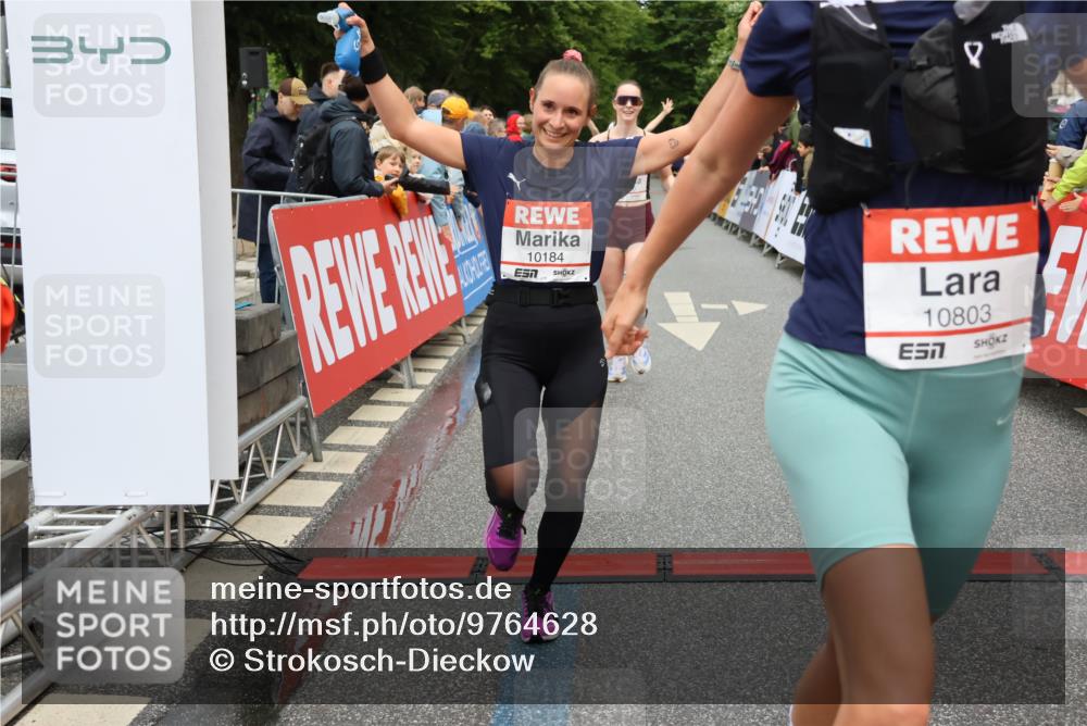 14.06.2026 - REWE Women's Run Strokosch-Dieckow http://msf.ph/oto/9764628 14.06.2026 09:51:37 Ziel 10184, 10390, 10604, 10803 meine-sportfotos.de