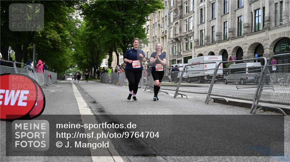 14.06.2026 - REWE Women's Run J. Mangold http://msf.ph/oto/9764704 14.06.2026 11:13:38 Ziel 5151, 5152 meine-sportfotos.de