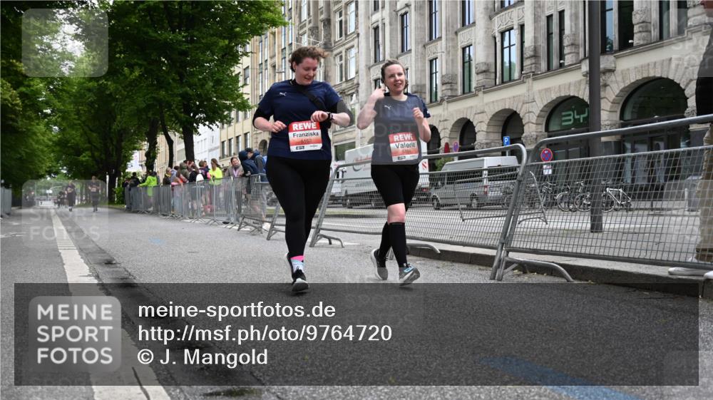 14.06.2026 - REWE Women's Run J. Mangold http://msf.ph/oto/9764720 14.06.2026 11:13:39 Ziel 5151, 5152 meine-sportfotos.de