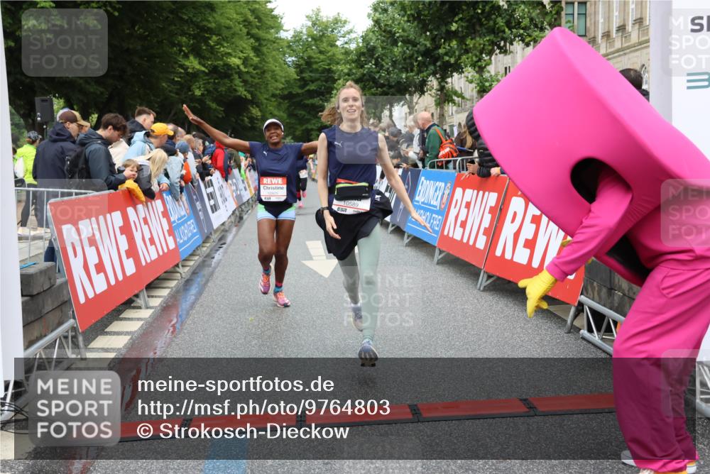 14.06.2026 - REWE Women's Run Strokosch-Dieckow http://msf.ph/oto/9764803 14.06.2026 09:51:45 Ziel 10184, 10390, 10589, 10604, 10925, 10999 meine-sportfotos.de