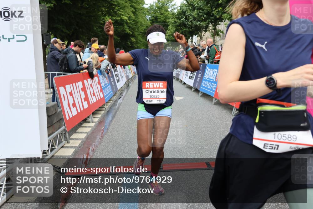 14.06.2026 - REWE Women's Run Strokosch-Dieckow http://msf.ph/oto/9764929 14.06.2026 09:51:46 Ziel 10390, 10589, 10604, 10925, 10999 meine-sportfotos.de