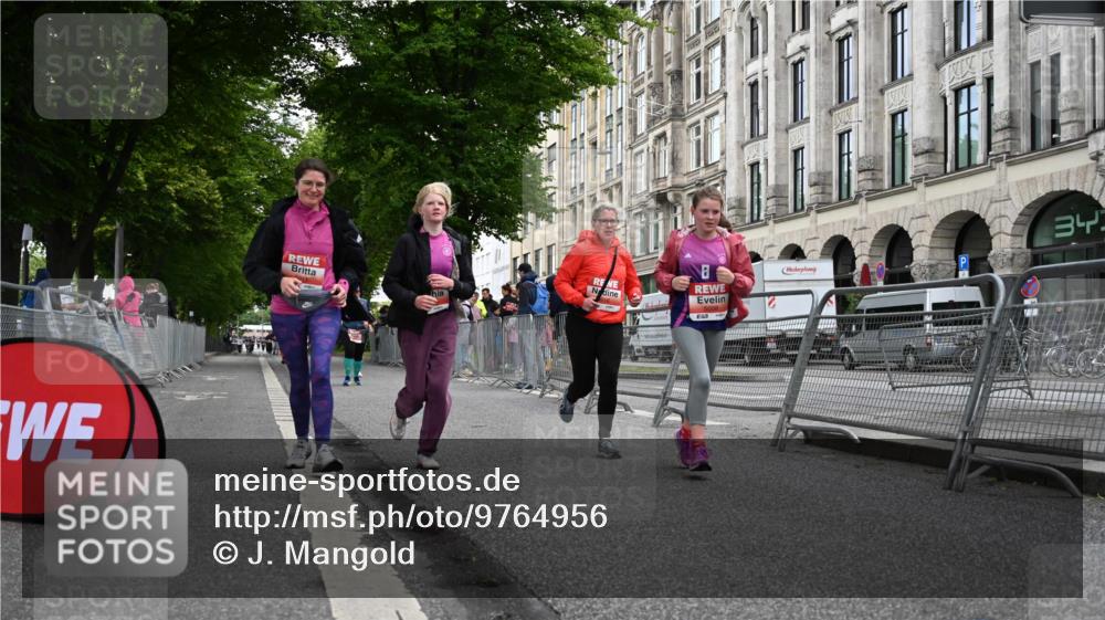 14.06.2026 - REWE Women's Run J. Mangold http://msf.ph/oto/9764956 14.06.2026 11:15:25 Ziel 5008, 5010, 5011, 5012, 5013 meine-sportfotos.de