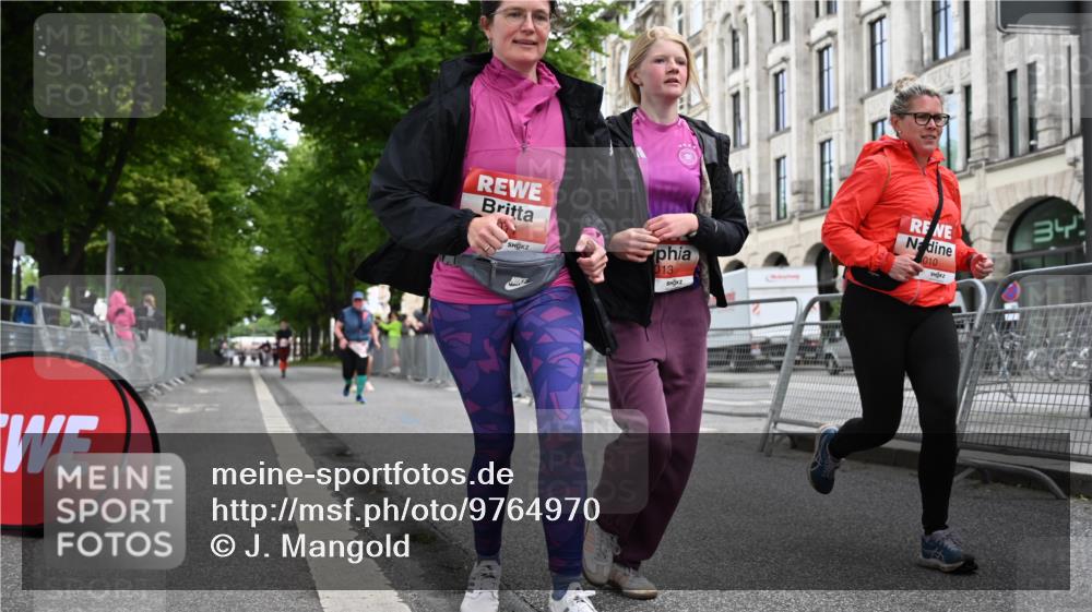 14.06.2026 - REWE Women's Run J. Mangold http://msf.ph/oto/9764970 14.06.2026 11:15:26 Ziel 5008, 5010, 5011, 5012, 5013 meine-sportfotos.de