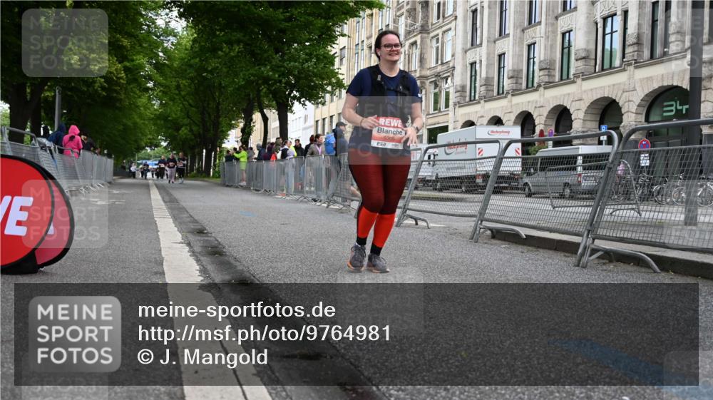 14.06.2026 - REWE Women's Run J. Mangold http://msf.ph/oto/9764981 14.06.2026 11:15:42 Ziel 5305, 5335 meine-sportfotos.de