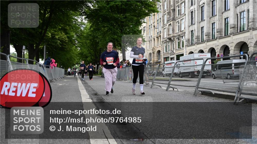 14.06.2026 - REWE Women's Run J. Mangold http://msf.ph/oto/9764985 14.06.2026 11:15:57 Ziel 5496, 5498 meine-sportfotos.de
