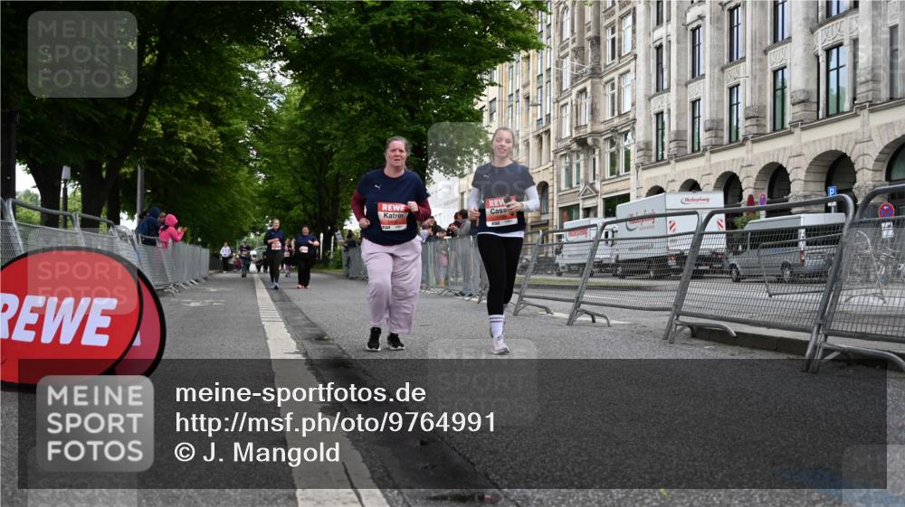 14.06.2026 - REWE Women's Run J. Mangold http://msf.ph/oto/9764991 14.06.2026 11:15:57 Ziel 5496, 5498 meine-sportfotos.de