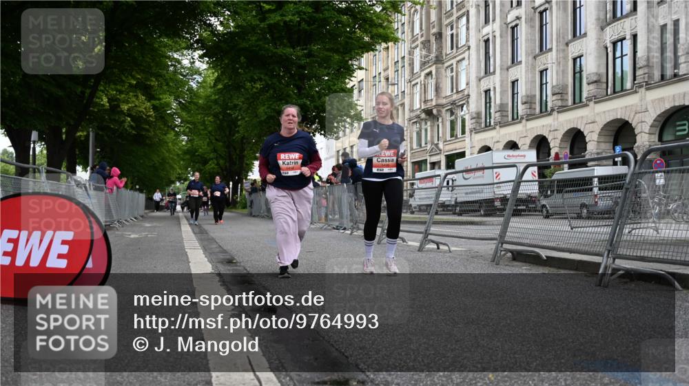 14.06.2026 - REWE Women's Run J. Mangold http://msf.ph/oto/9764993 14.06.2026 11:15:58 Ziel 5496, 5498 meine-sportfotos.de