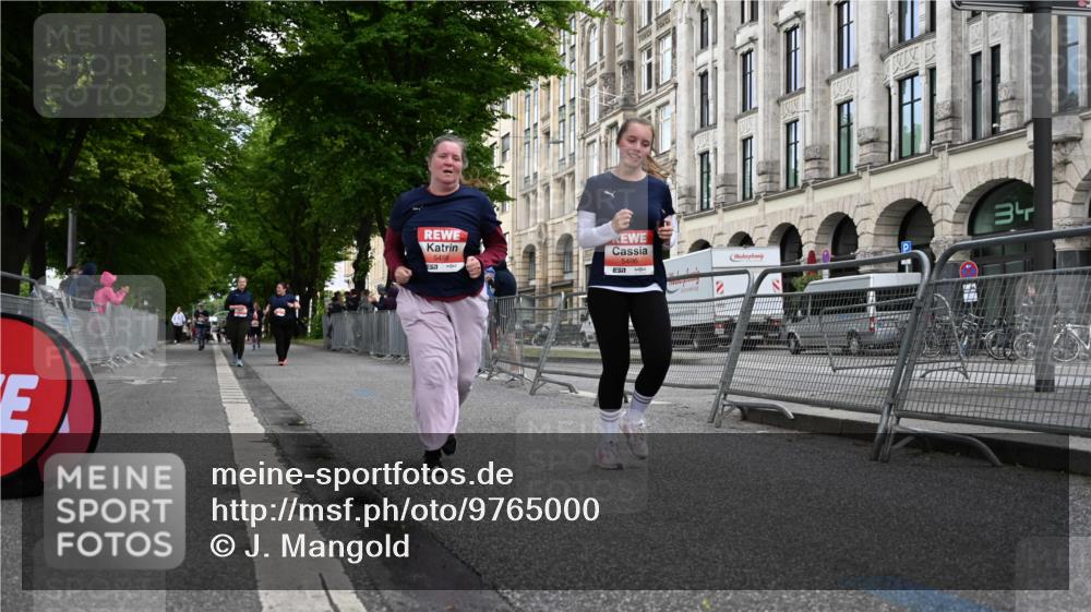 14.06.2026 - REWE Women's Run J. Mangold http://msf.ph/oto/9765000 14.06.2026 11:15:58 Ziel 5496, 5498 meine-sportfotos.de