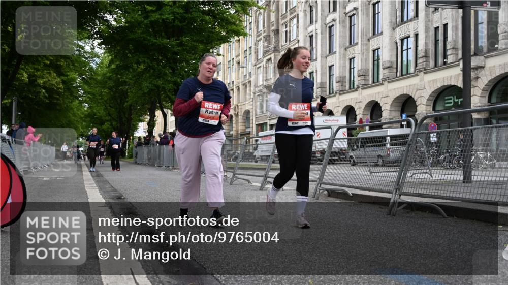 14.06.2026 - REWE Women's Run J. Mangold http://msf.ph/oto/9765004 14.06.2026 11:15:59 Ziel 5496, 5498 meine-sportfotos.de