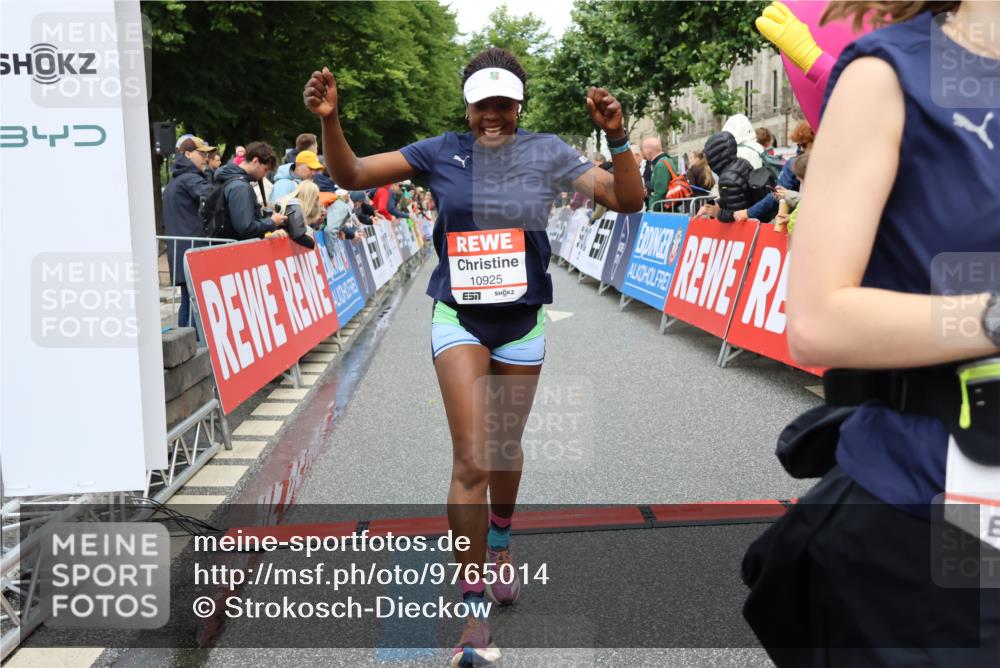 14.06.2026 - REWE Women's Run Strokosch-Dieckow http://msf.ph/oto/9765014 14.06.2026 09:51:47 Ziel 10589, 10604, 10925, 10999 meine-sportfotos.de