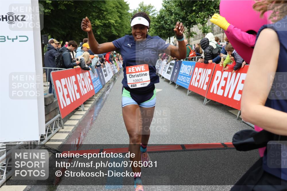 14.06.2026 - REWE Women's Run Strokosch-Dieckow http://msf.ph/oto/9765031 14.06.2026 09:51:47 Ziel 10589, 10604, 10925, 10999 meine-sportfotos.de