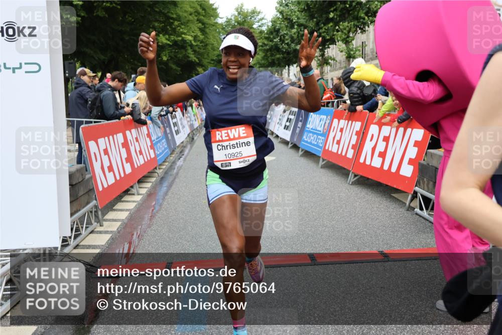 14.06.2026 - REWE Women's Run Strokosch-Dieckow http://msf.ph/oto/9765064 14.06.2026 09:51:47 Ziel 10589, 10604, 10925, 10999 meine-sportfotos.de