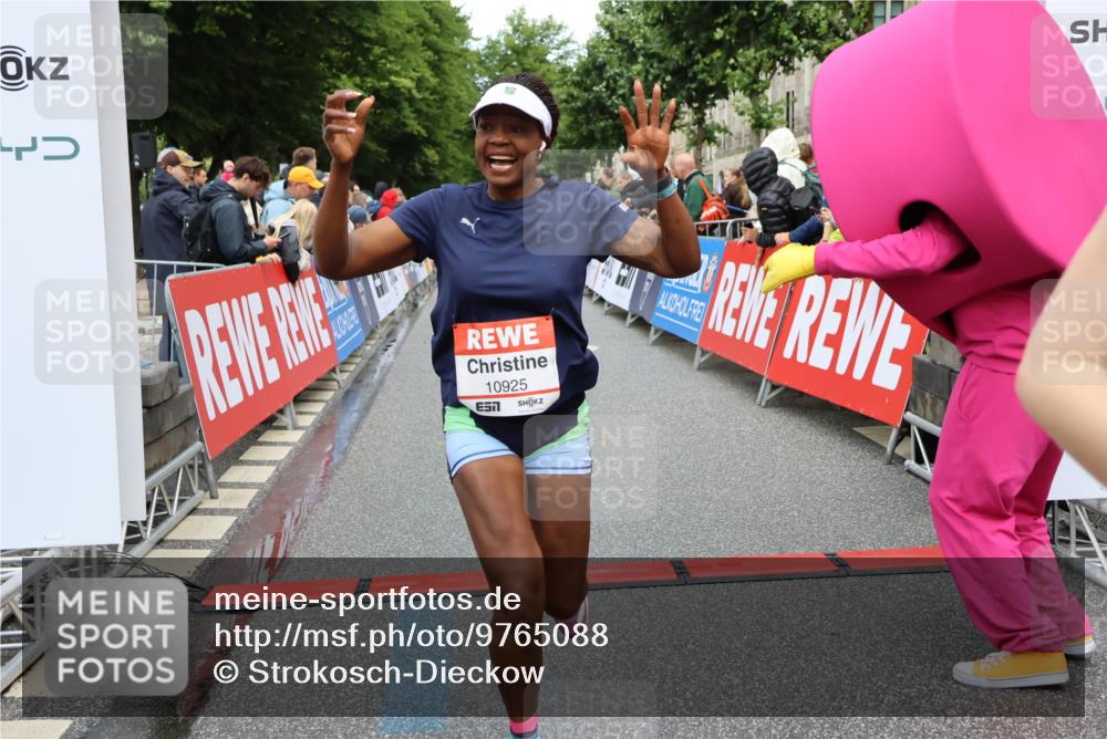 14.06.2026 - REWE Women's Run Strokosch-Dieckow http://msf.ph/oto/9765088 14.06.2026 09:51:47 Ziel 10589, 10604, 10925, 10999 meine-sportfotos.de