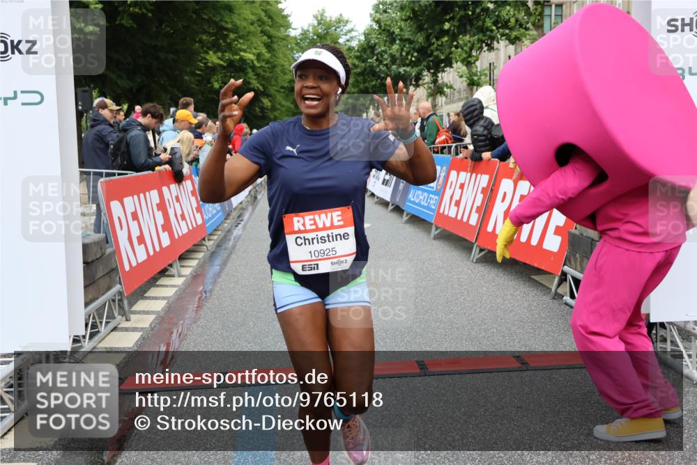 14.06.2026 - REWE Women's Run Strokosch-Dieckow http://msf.ph/oto/9765118 14.06.2026 09:51:47 Ziel 10589, 10604, 10925, 10999 meine-sportfotos.de