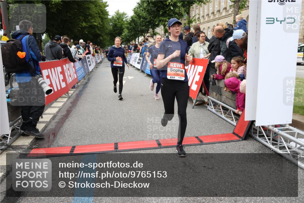 14.06.2026 - REWE Women's Run Strokosch-Dieckow http://msf.ph/oto/9765153 14.06.2026 11:02:30 Ziel 5176, 5192, 5261, 5309, 5377, 5511, 5579, 5685, 5689, 5780, 5932 meine-sportfotos.de