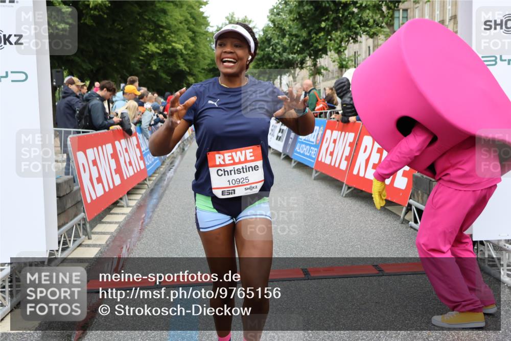 14.06.2026 - REWE Women's Run Strokosch-Dieckow http://msf.ph/oto/9765156 14.06.2026 09:51:47 Ziel 10589, 10604, 10925, 10999 meine-sportfotos.de