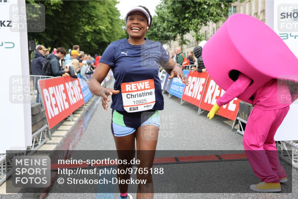 14.06.2026 - REWE Women's Run Strokosch-Dieckow http://msf.ph/oto/9765188 14.06.2026 09:51:47 Ziel 10589, 10604, 10925, 10999 meine-sportfotos.de