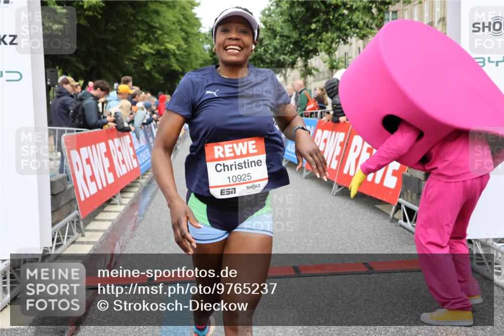 14.06.2026 - REWE Women's Run Strokosch-Dieckow http://msf.ph/oto/9765237 14.06.2026 09:51:47 Ziel 10589, 10604, 10925, 10999 meine-sportfotos.de