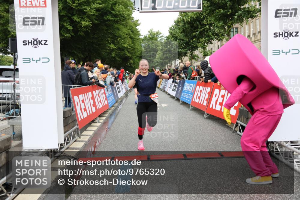 14.06.2026 - REWE Women's Run Strokosch-Dieckow http://msf.ph/oto/9765320 14.06.2026 09:51:49 Ziel 10589, 10604, 10925, 10999, 11244 meine-sportfotos.de