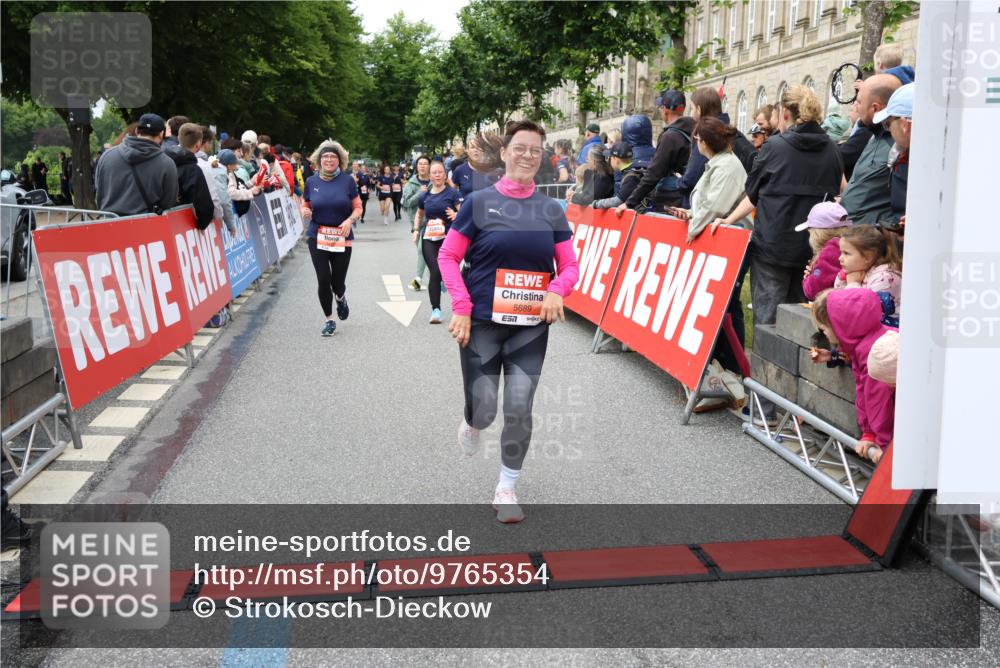 14.06.2026 - REWE Women's Run Strokosch-Dieckow http://msf.ph/oto/9765354 14.06.2026 11:02:22 Ziel 5027, 5049, 5192, 5261, 5310, 5511, 5514, 5561, 5601, 5608, 5685, 5689, 5882, 6060 meine-sportfotos.de