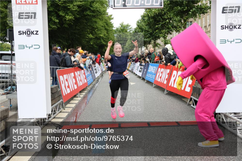 14.06.2026 - REWE Women's Run Strokosch-Dieckow http://msf.ph/oto/9765374 14.06.2026 09:51:49 Ziel 10589, 10604, 10925, 10999, 11244 meine-sportfotos.de