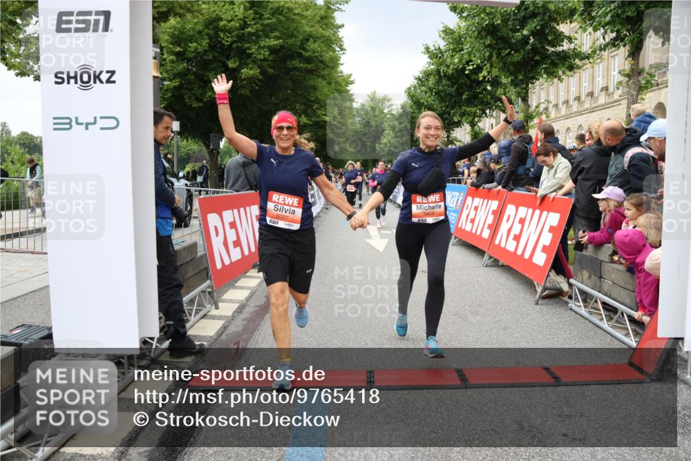 14.06.2026 - REWE Women's Run Strokosch-Dieckow http://msf.ph/oto/9765418 14.06.2026 11:02:20 Ziel 5027, 5049, 5192, 5310, 5511, 5514, 5561, 5601, 5608, 5685, 5689, 5865, 5882, 6060 meine-sportfotos.de