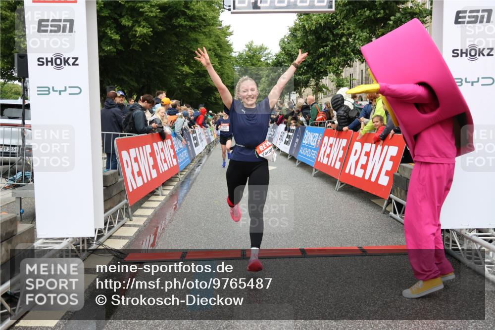 14.06.2026 - REWE Women's Run Strokosch-Dieckow http://msf.ph/oto/9765487 14.06.2026 09:51:49 Ziel 10589, 10604, 10925, 10999, 11244 meine-sportfotos.de