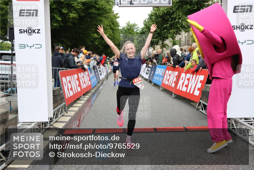 14.06.2026 - REWE Women's Run Strokosch-Dieckow http://msf.ph/oto/9765529 14.06.2026 09:51:49 Ziel 10589, 10604, 10925, 10999, 11244 meine-sportfotos.de