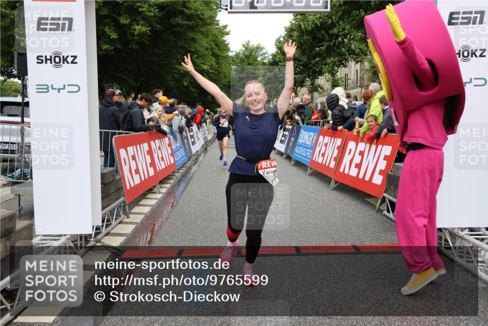 14.06.2026 - REWE Women's Run Strokosch-Dieckow http://msf.ph/oto/9765599 14.06.2026 09:51:49 Ziel 10589, 10604, 10925, 10999, 11244 meine-sportfotos.de