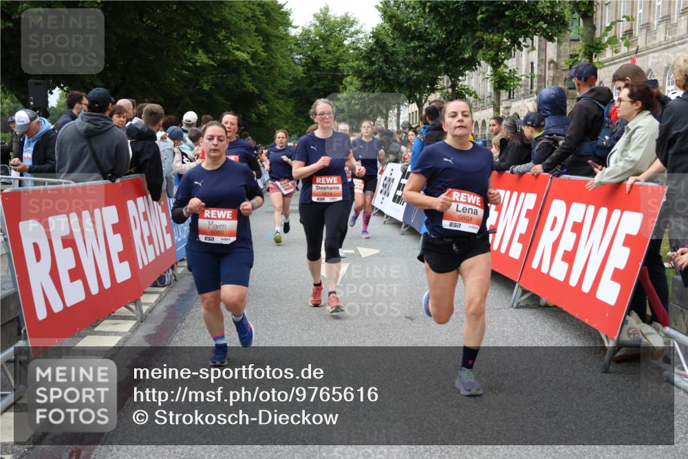 14.06.2026 - REWE Women's Run Strokosch-Dieckow http://msf.ph/oto/9765616 14.06.2026 11:02:15 Ziel 5027, 5049, 5121, 5170, 5310, 5343, 5410, 5456, 5514, 5546, 5561, 5601, 5607, 5608, 5609, 5610, 5853, 5865, 5882, 5992, 6060 meine-sportfotos.de