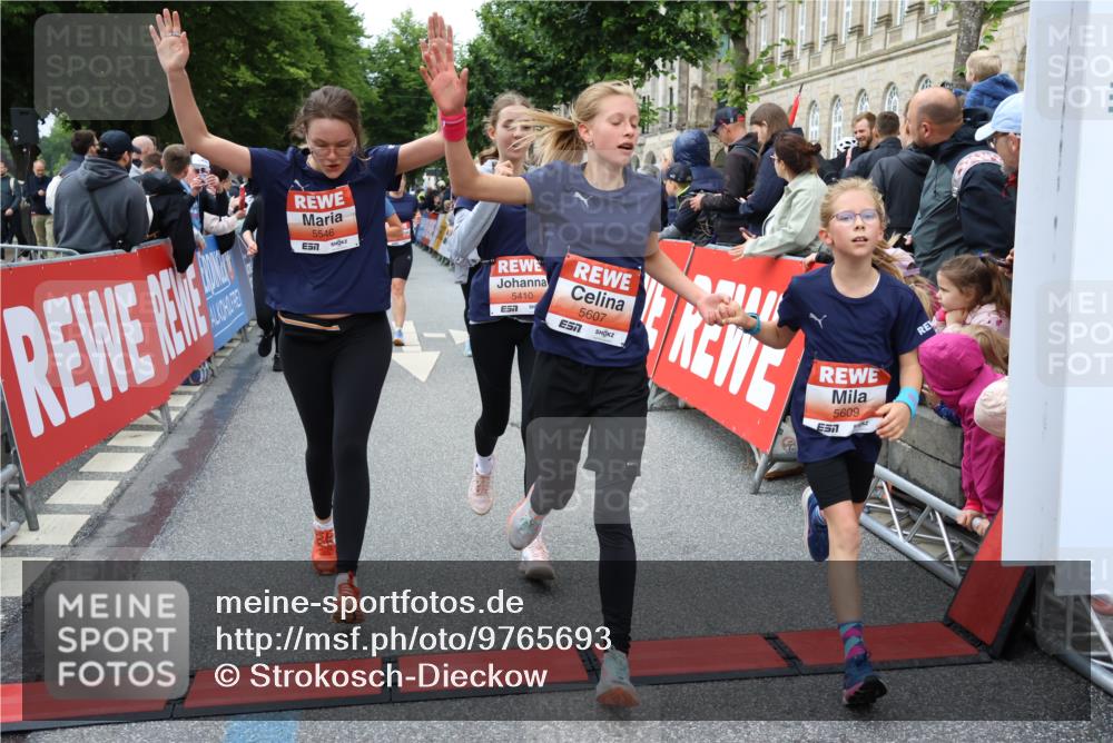14.06.2026 - REWE Women's Run Strokosch-Dieckow http://msf.ph/oto/9765693 14.06.2026 11:02:09 Ziel 5092, 5121, 5141, 5160, 5170, 5194, 5343, 5398, 5410, 5456, 5518, 5520, 5546, 5586, 5607, 5609, 5610, 5641, 5659, 5853, 5865, 5917, 5992 meine-sportfotos.de